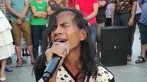 流浪歌手街头卖唱,一声"妈妈"唱得撕心裂肺,听了忍不住想哭!