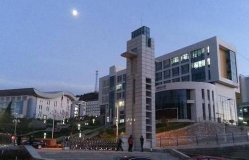 河北技校网 求学问答 >>报名承德技师学院需要注意哪些问题?