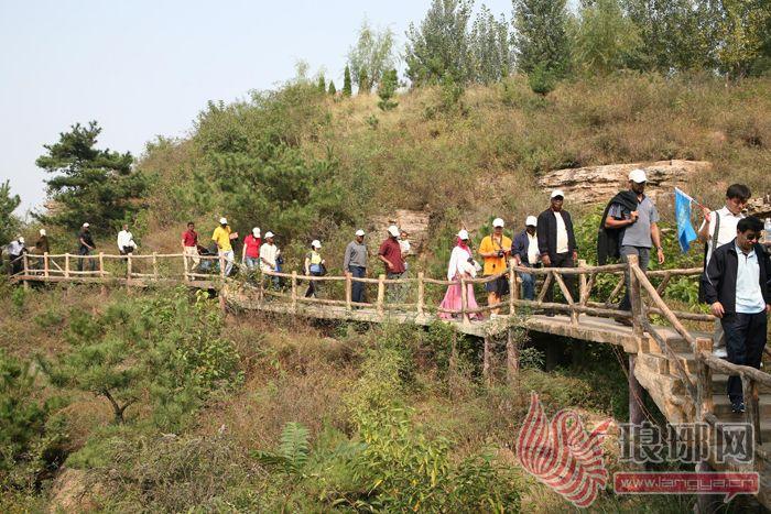 每年的黄金周,临沂市周边的旅游景点都会吸引大量游客.