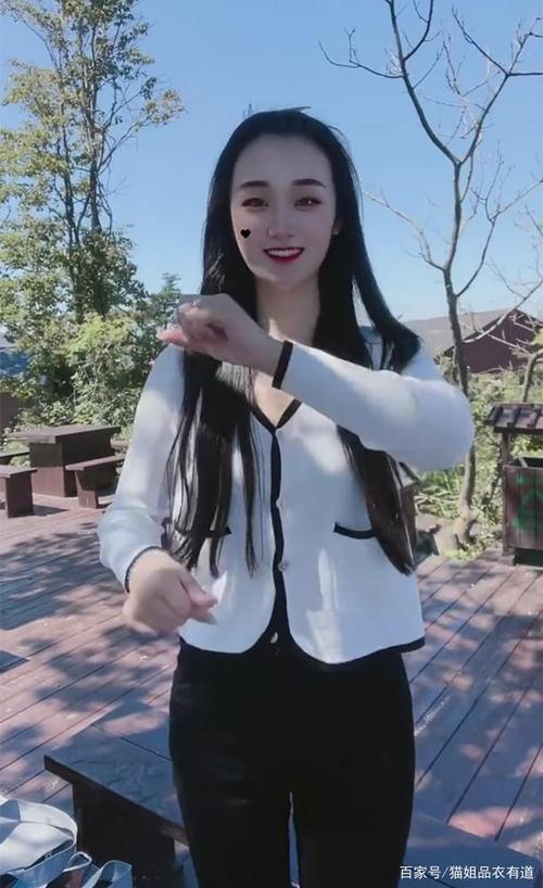 陈亚楠不靠"大衣哥儿媳"圈粉,减肥后穿针织衫跳舞,蛮腰真吸睛