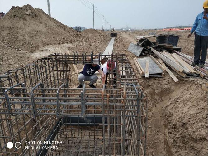 2)监理工程师对电力检查井钢筋进行验收.