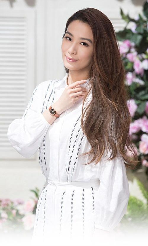 田馥甄身穿一袭白色衬衫裙,尽显淑女气质,网友:是心动的感觉!