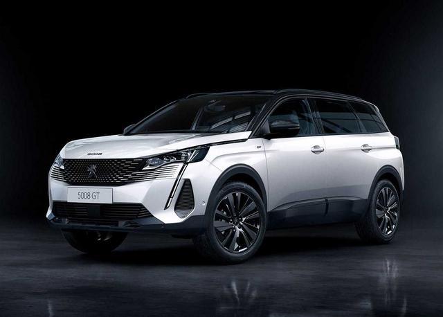 2021款标致5008外观焕然一新,和3008改款相同,獠牙大灯很凶猛