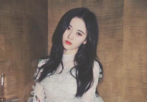 她被评为千年一遇的美女,路人照美到窒息,但身材却人