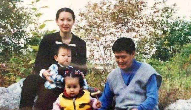 赵本山的女儿赵玉芳:看着父亲再婚生子,在痛苦和泪水中原谅父亲_孩子