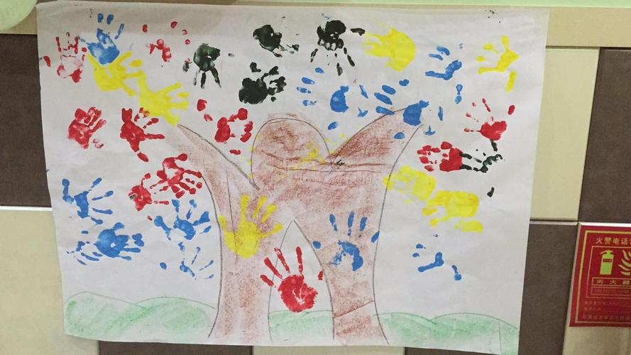 文合普惠幼儿园手掌印画《五彩树》