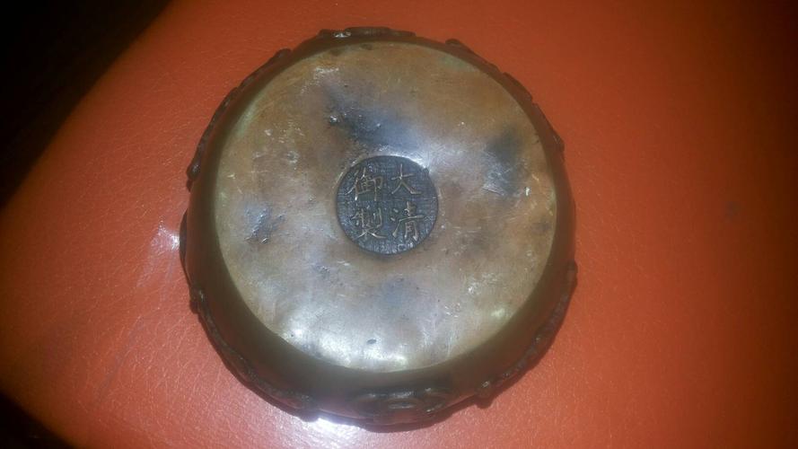 大家帮忙鉴定下这个铜质香炉是真品吗?底部落款为大清御制