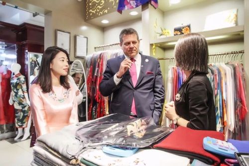 中:欧盟副主席 右:秀水街总经理胡文莉