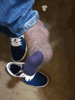 看,我脚都冒烟了,闻到味道了没?