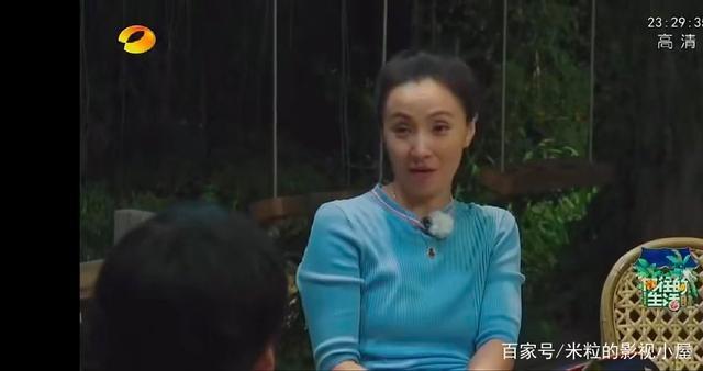 里面,夜幕降临,大家酒足饭饱之后都坐在一起闲聊,这个时候,张子枫和
