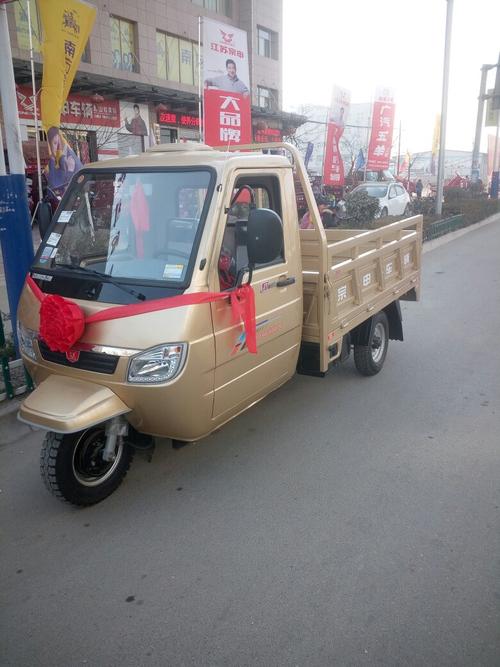 方向盘的大型的三轮摩托车.