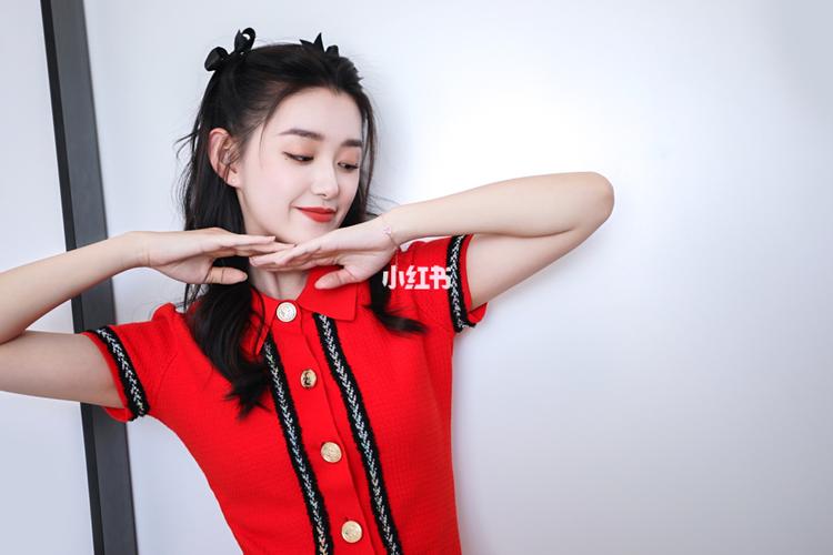 看蒋依依演绎摩登少女96_品高怎么样_连衣裙_春夏系列_ootd_正红色