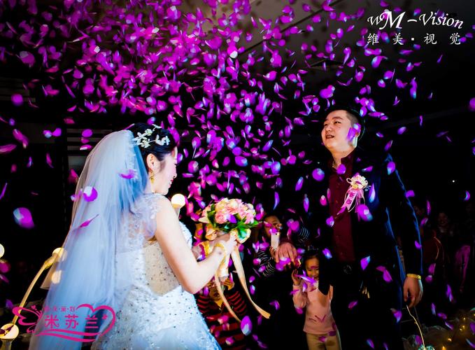 浪漫的时刻,就应该有一场浪漫的玫瑰花瓣雨,这才叫完美