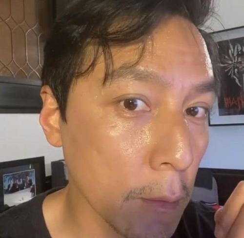 吴彦祖晒婚戒,手上厚茧看到都觉得痛,他笑言这是婚姻带来的痛苦