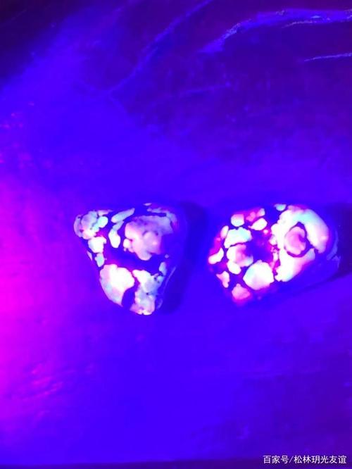 现也有很小一部分在紫光下没有荧光反应的优化绿松石,但只有有荧光