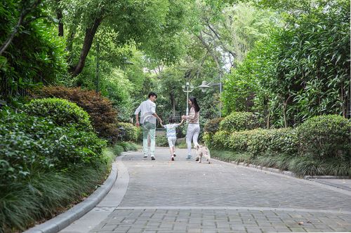 父母带孩子在小区里散步