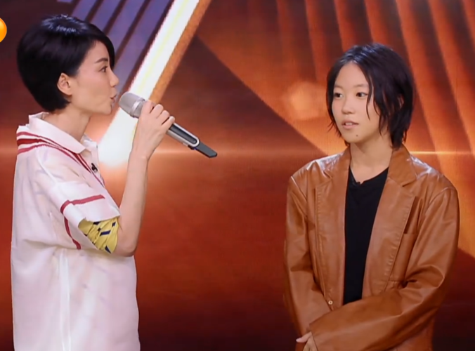 偏心?窦靖童表演后王菲热泪盈眶,谁注意宋祖儿表演后王菲的反应