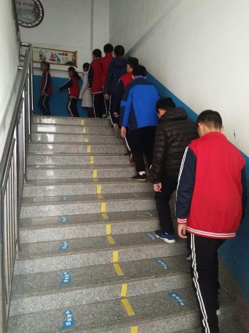小脚丫,作用大 ―滨海一中利用"小脚丫"引领学生养成上下楼梯的好习惯