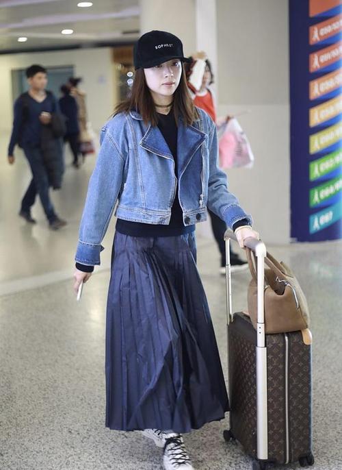 40岁董洁不肯当老阿姨,机场穿牛仔外套彰显青春活力,瘦就是自信