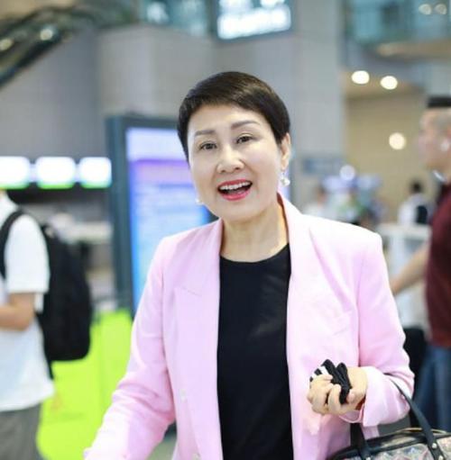 张凯丽真会穿,短发搭粉色西服走机场
