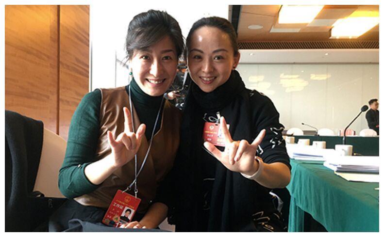 45岁邰丽华罕露面,皮肤紧致似冻龄,老公帅气,儿子长相