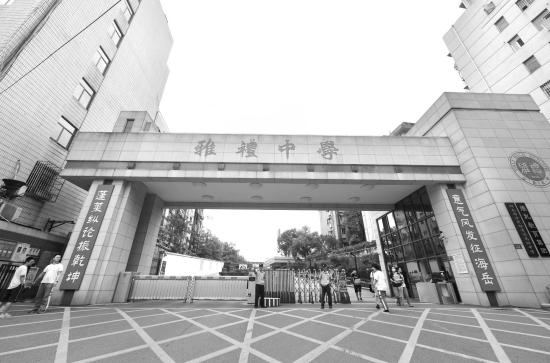 7月3日,长沙市雅礼中学,校门口挂出了今年的高考对联.图/记者杨旭