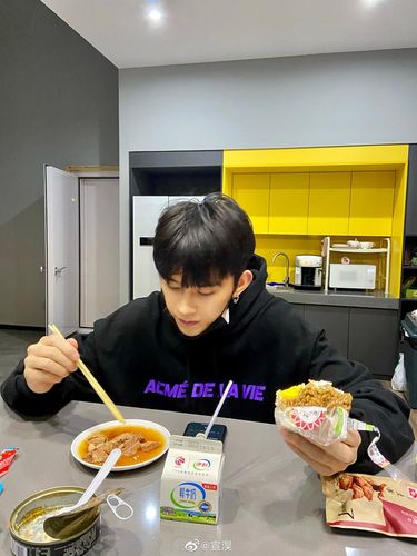 放张帅哥吃饭的照片 看起来还有一丝可爱 删除 赞    回应 来自 豆瓣