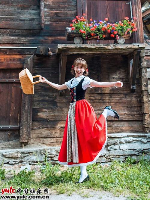 lulu赴瑞士拍《倒霉农场》mv 身穿瑞士传统服吸引"黑面羊"注意