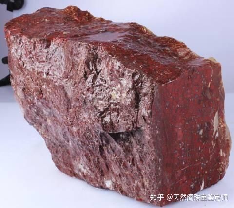 鸡血石是最受中国人喜爱的,昌化的老坑鸡血石很多年以前已经枯竭了,新