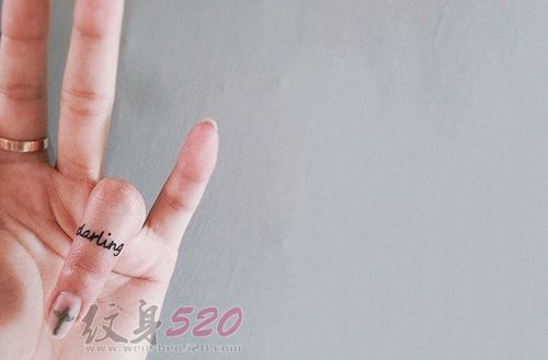 女生手指上黑色抽象线条英文单词纹身图案