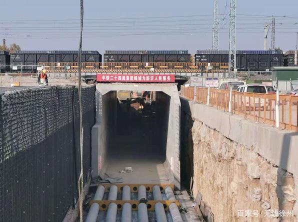 新沂市临沭路下穿铁路立交工程第一孔箱涵顶进施工顺利完成