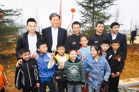 图为:杨威,黄玉斌,李小双,李大双,郑李辉(后排从左至右)与仙桃籍