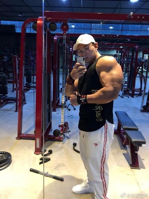"中国第一肌肉巨兽"鹿晨辉,被私教虐哭了?