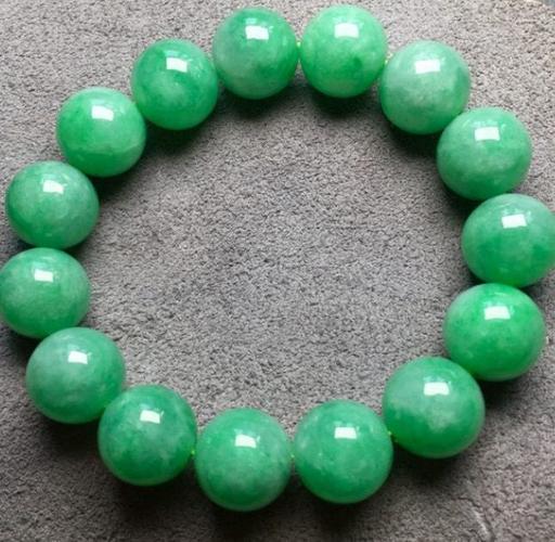 如何挑选翡翠手串让我们一起深入了解它
