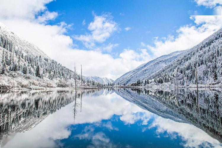 刚入秋就下雪四川达古冰川就是这么任性