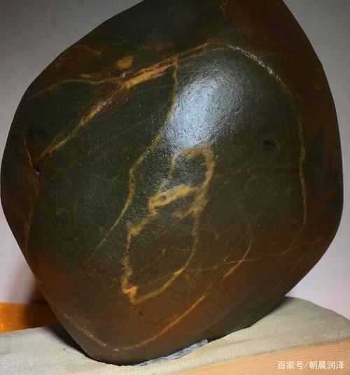 该方奇石为潦河石,奇石侧面形成天然的古汉字"石"非常形象,特别是在