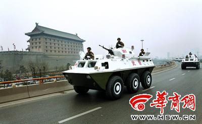 昨日上午11时许,西安市北门外环城路立交桥上,一辆辆武警装甲车呼啸而