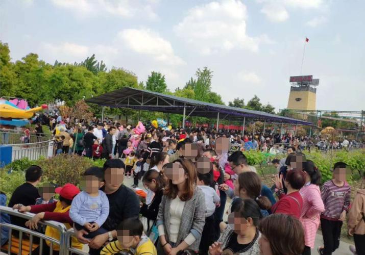 每个游乐项目前都排了长长的队伍 海安目前最大的综合型游乐场 有了盈