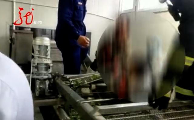 女工人在操作设备时,左手臂被带进了机器滚动轴里,女子半躺在机器上