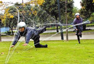 ⑤"黑猫警长"在练习使用网枪抓匪.