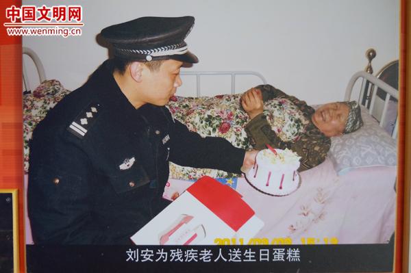 她为何要赠房给这警察:"中国好人"刘安与社区百姓的故事