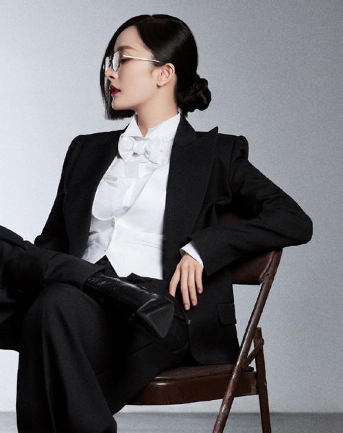 女明星在嘉人女性影响力之夜的黑白西装造型,我愿称之为西装的内卷
