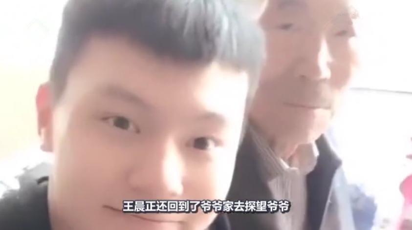 《变形记》里曾对编导大打出手的他,却成为唯一回村看
