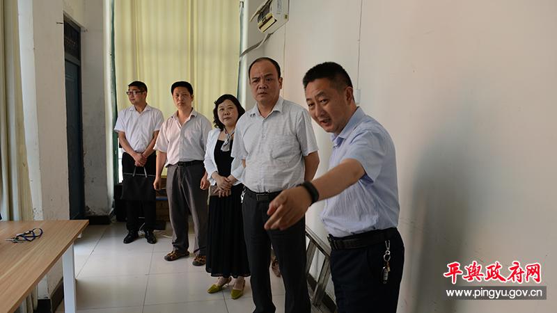 平舆县政府副县长陈玉杰检查高考前准备工作