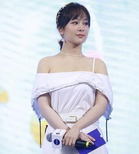 杨紫又选错衣服了?拍广告造型酷炫似特工,紧身衣却暴露身材短板