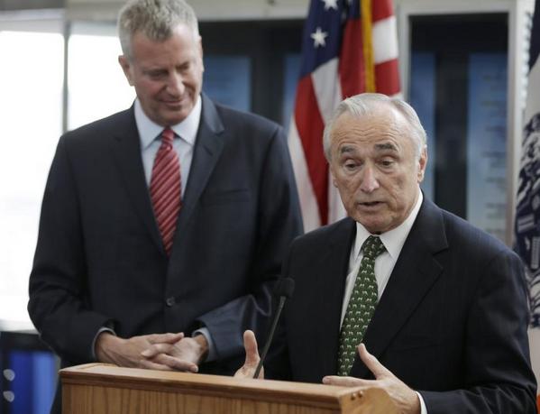 年轻女子街上抽大麻 被纽约警察局长拍肩膀