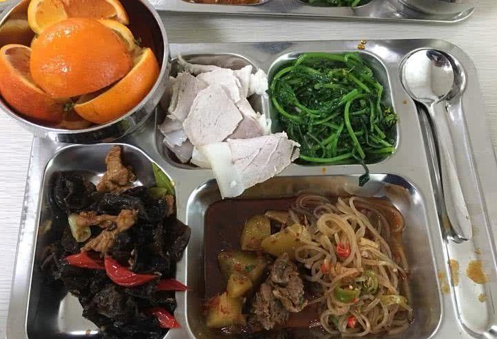 公司食堂的伙食,你们看看怎么样,5块钱一顿!