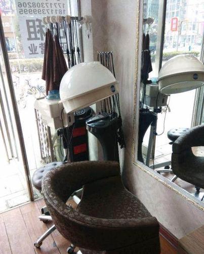 有电脑,空调,热水器,烫发机器,椅子