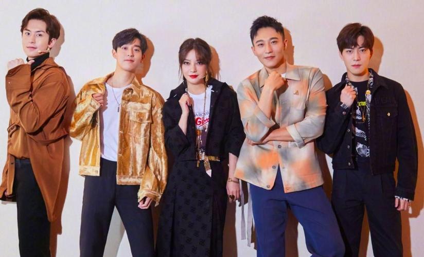 赵薇直播谈签约张哲瀚原因忧郁气质太吸引人网友大赞其眼光好