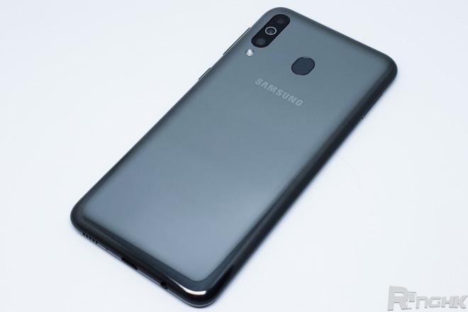 港版 galaxy a40s 只提供黑色款选择,售 $2198 ▲ 黑色款高亮机背
